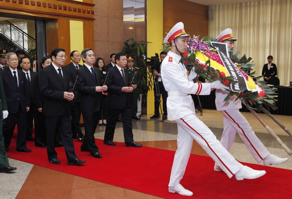 Officials pays tribute to late Prime Minister Phan Van Khai in Hanoi (Photo: VNA)