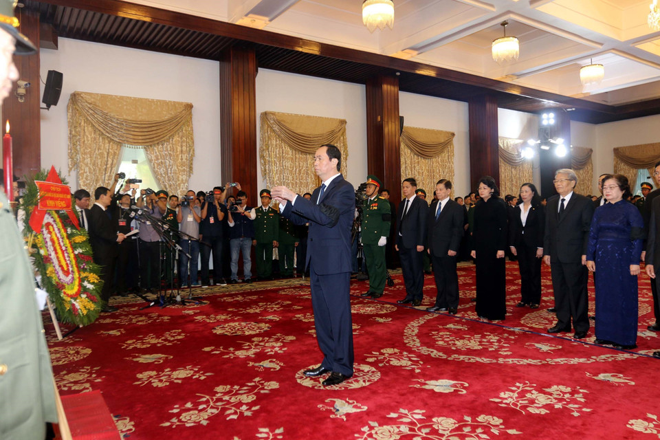 President Tran Dai Quang offers incense at the funeral in HCM City (Photo: VNA)