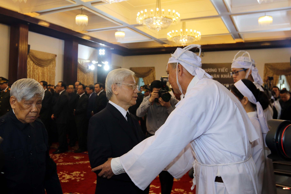 Party Secretary General Nguyen Phu Trong offers his condolences to the family of late Prime Minister Phan Van Khai (Photo: VNA)