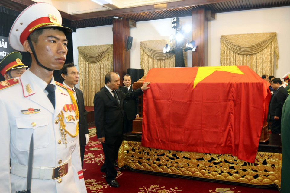Prime Minister Nguyen Xuan Phuc pays homage to late Prime Minister Phan Van Khai (Photo: VNA)