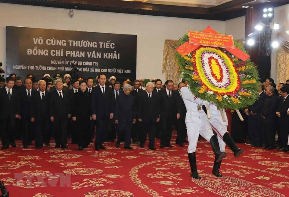 Leaders and former leaders of the Party and State pay tribute to the late Prime Minister at the Thong Nhat Hall in Ho Chi Minh City (Photo: VNA) 