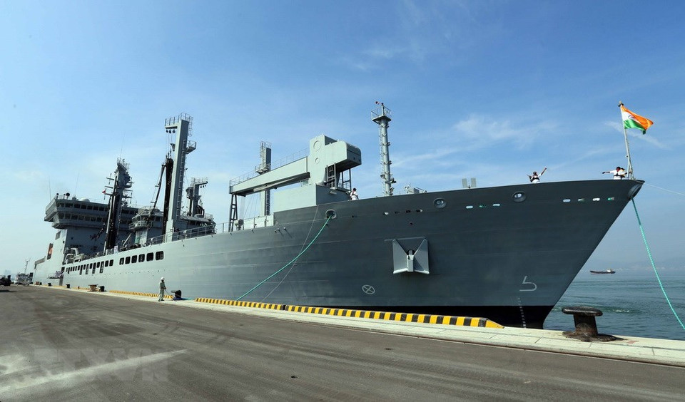 Oil tanker INS Shakti anchores at Tien Sa Port in Da Nang city (photo: VNA) 