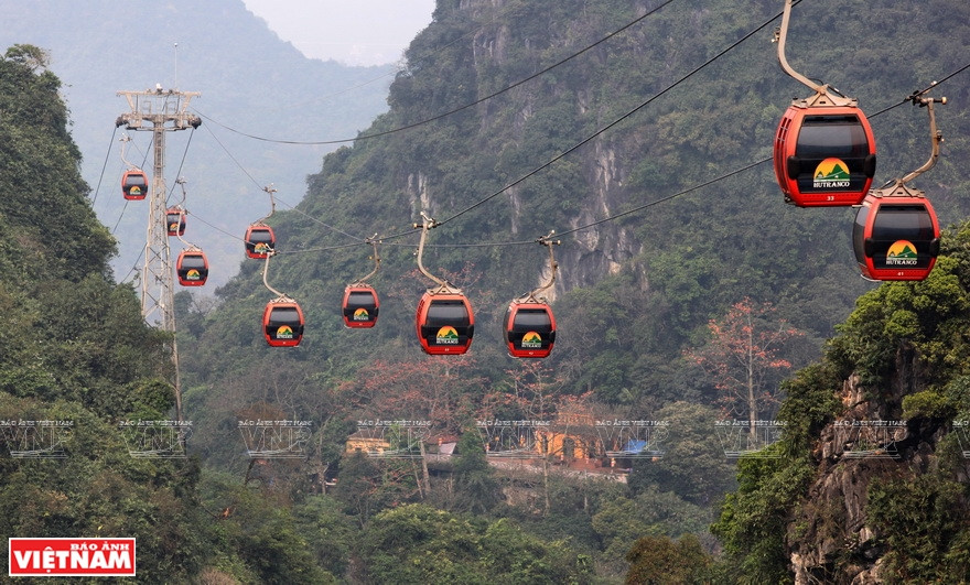 Visitors can take a cable car to reach Huong Tich cave - the most sacred and important place of the Huong Pagoda complex (Photo: VNA)