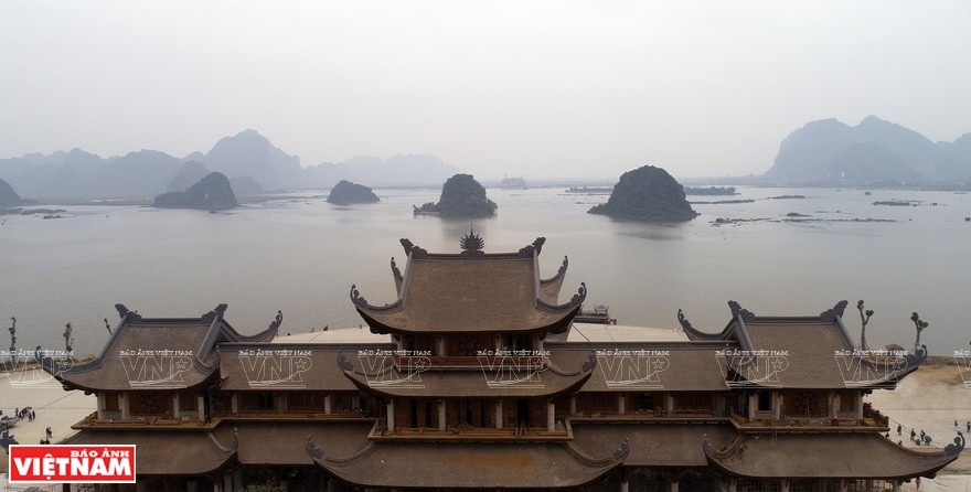Surrounded by rock mountains and a lake, Tam Chuc in Ha Nam province is regarded as a Ha Long Bay on land (Photo: VNA)