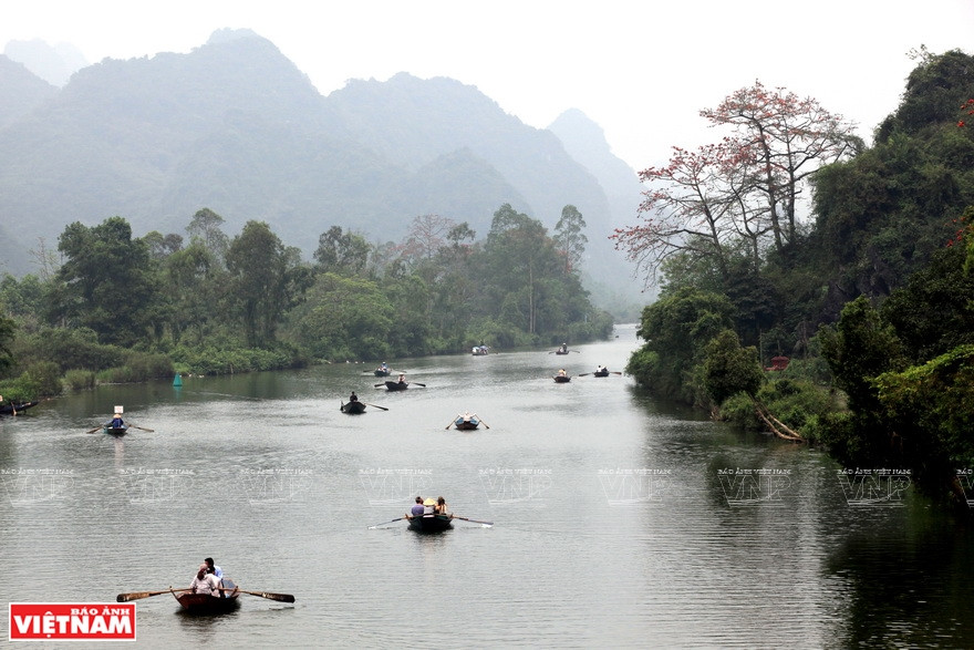 Taking a boat trip on Yen spring to Huong Pagoda - one of the largest and most unique religious sites in Hanoi (Photo: VNA)