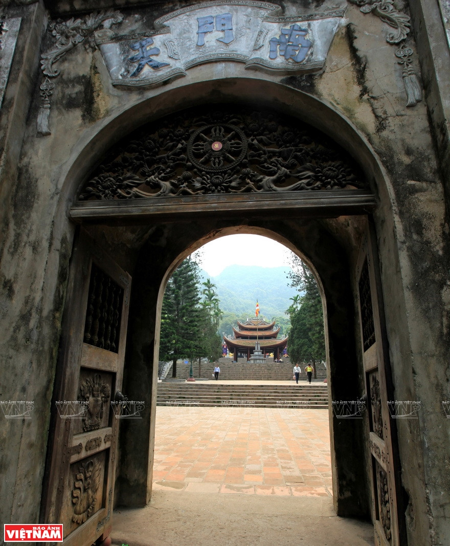 Huong pagoda is one of the largest and most unique religious sites in Hanoi with a complex of pagodas, shrines and communal houses. In the photo: Entrance to Thien Tru pagoda (Photo: VNA)