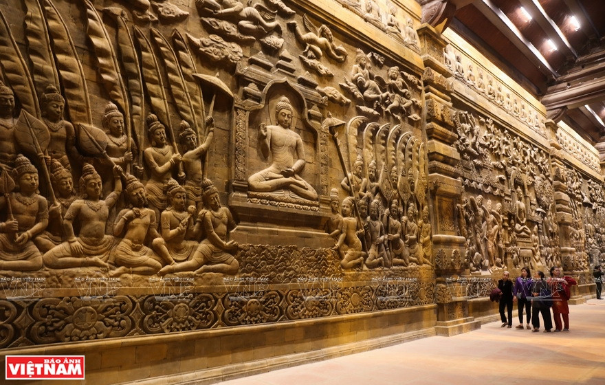 Beautifully carved sculptures telling the tales of Buddha in Tam Chuc pagoda are created by craftspeople from Vietnam, India and Indonesia (Photo: VNA) 