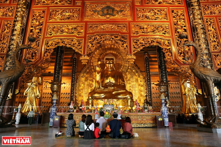 Paying homage to Buddha at Bai Dinh pagoda (Photo: VNA)