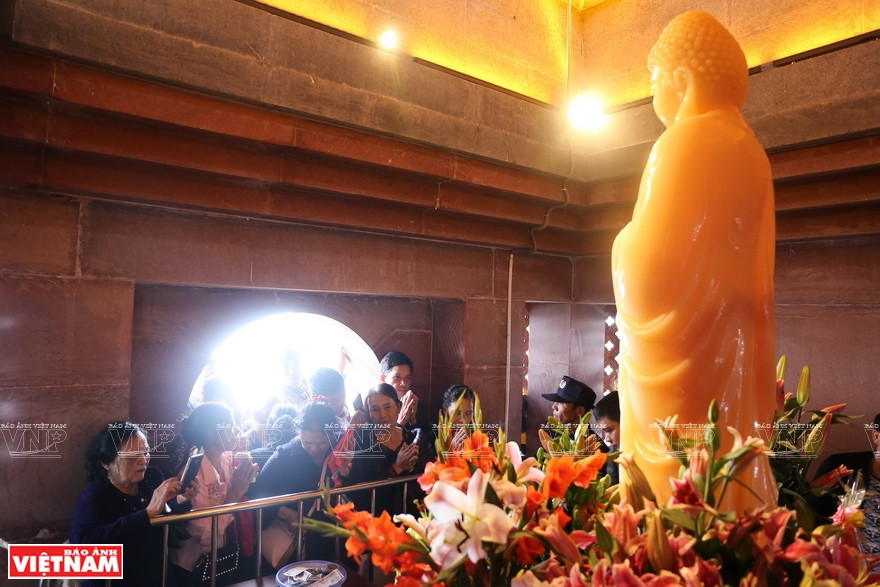 Hundreds of Buddhist followers pay tribute to a Buddha statue made from precious stone in Ngoc pagoda in Tam Chuc (Photo: VNA)