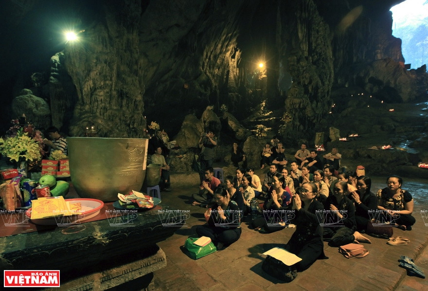 In Spring, pilgrims flock to Huong Tich cave to pray for a year of peace and happiness (Photo: VNA)