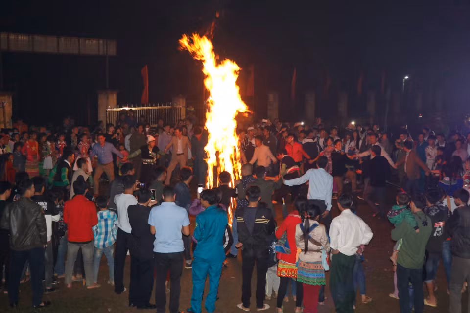 After the offering ceremony, local residents enjoy a big feast (Photo: VNA)