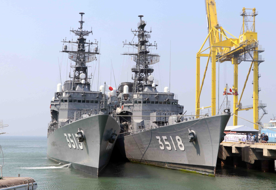 JS Setoyuki and JS Shimayuki ships, carrying 390 officers and sailors, dock at Tien Sa port in Da Nang city(Photo: VNA)