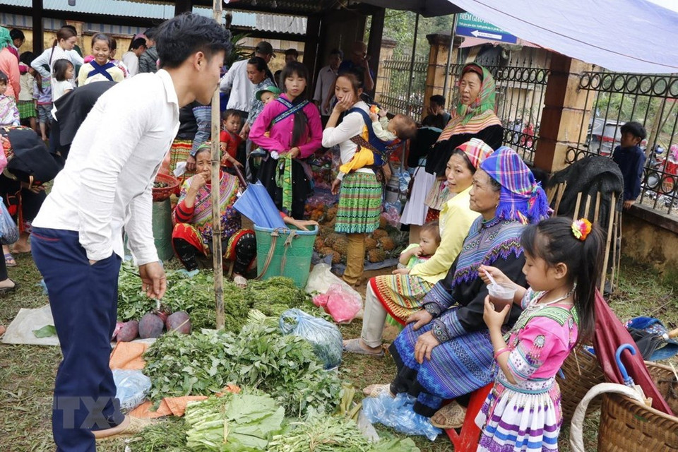 The market of the Mong ethnic people takes place at the Na Hau commune headquarters on the occasion of the forest worship festival (Photo: VNA)
