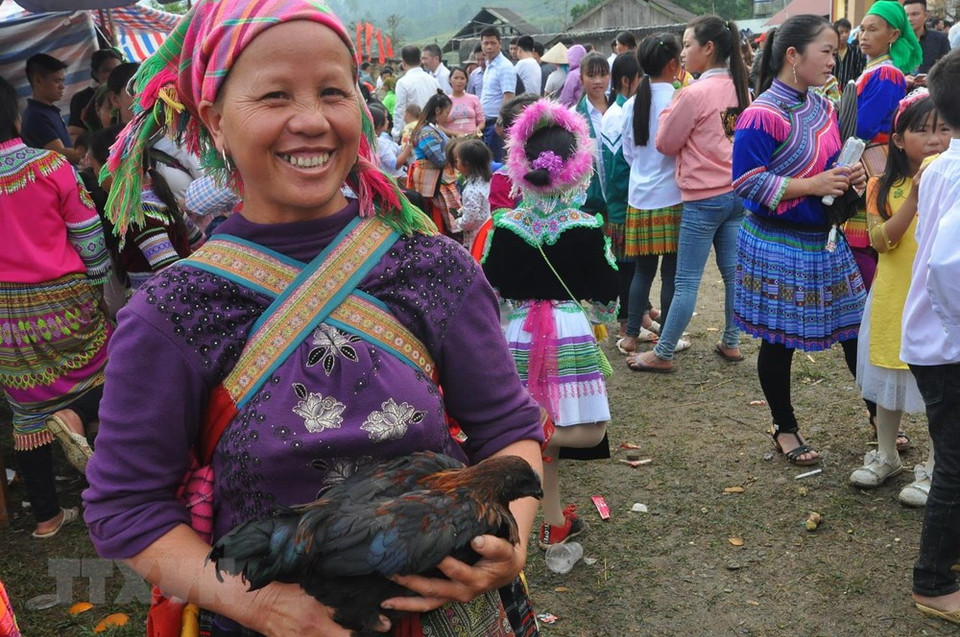 A market-goer is excited about buying her desired item (Photo: VNA)