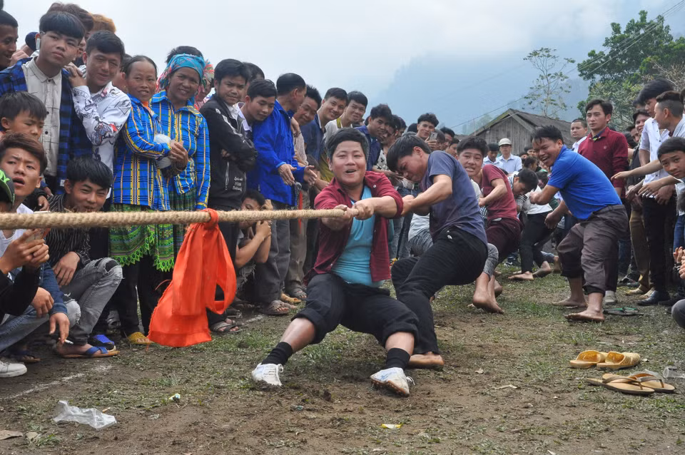 After the offering ceremony, local residents enjoy a big feast (Photo: VNA)