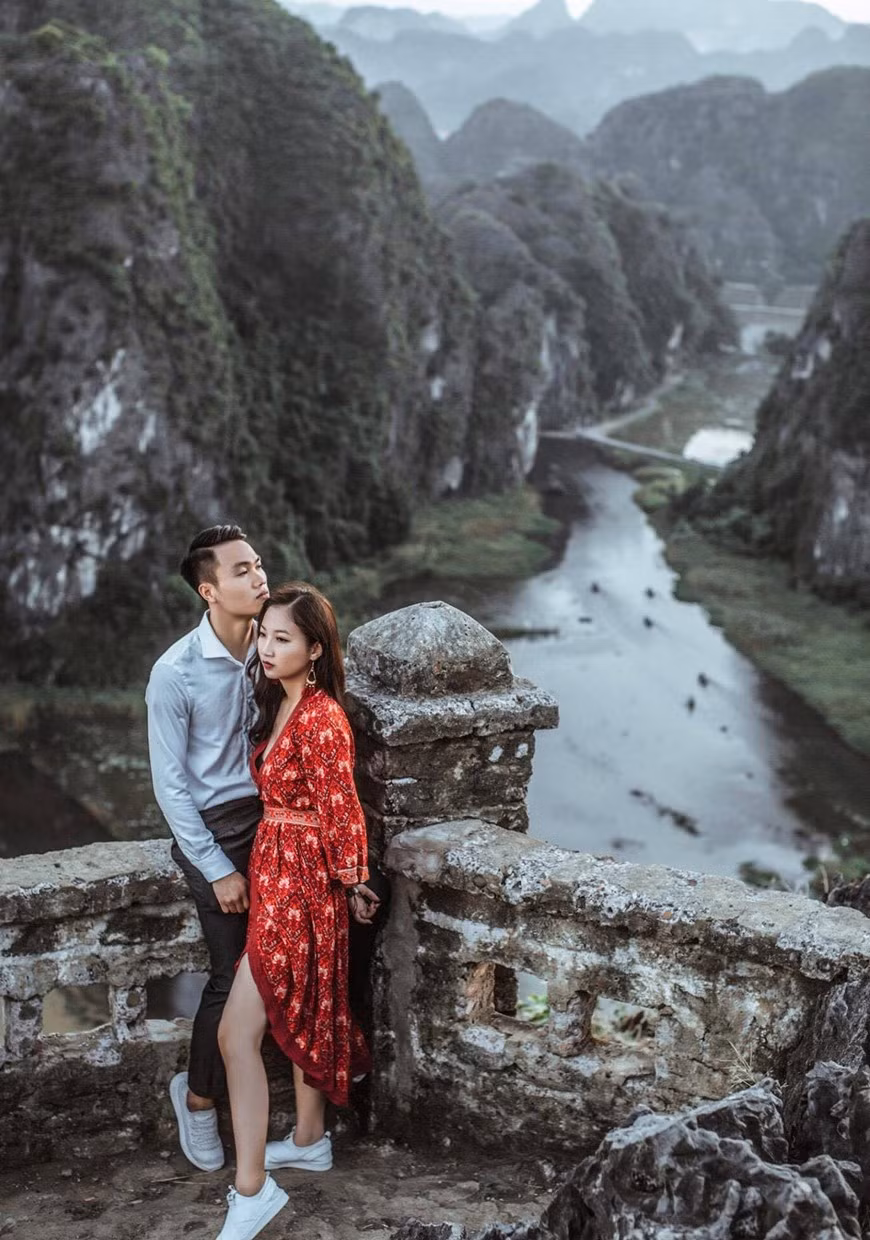 Tourists to this place often try to conquer the peak of the mountain from where it could bring them up to a panoramic view of scenic limestone mountain ranges and paddy fields (Source: VNA)