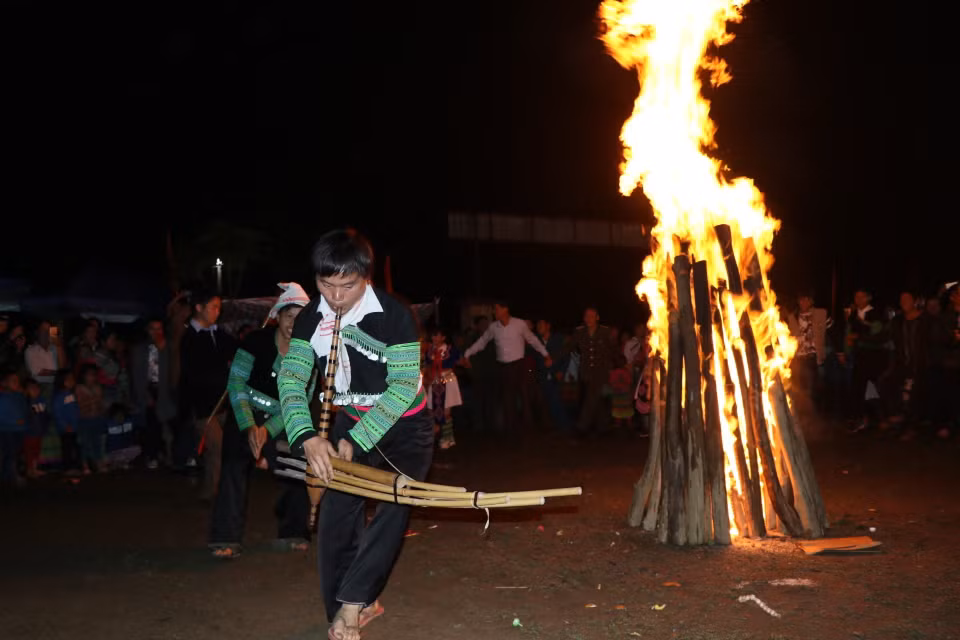 After the offering ceremony, local residents enjoy a big feast (Photo: VNA)