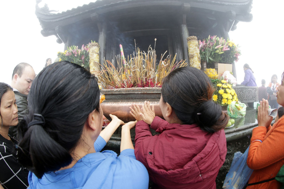 Tourists on Dong (Bronze) Pagoda (Source: VNA)