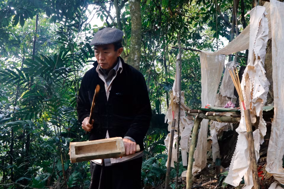 Shaman undergoes forest god worship ritual (Photo: VNA)