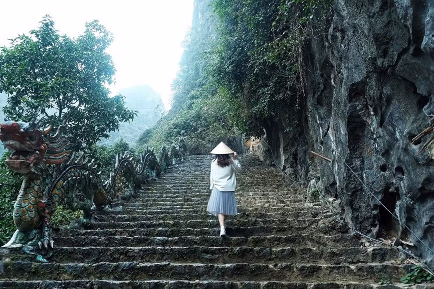 Tourists to this place often try to conquer the peak of the mountain from where it could bring them up to a panoramic view of scenic limestone mountain ranges and paddy fields (Source: VNA)