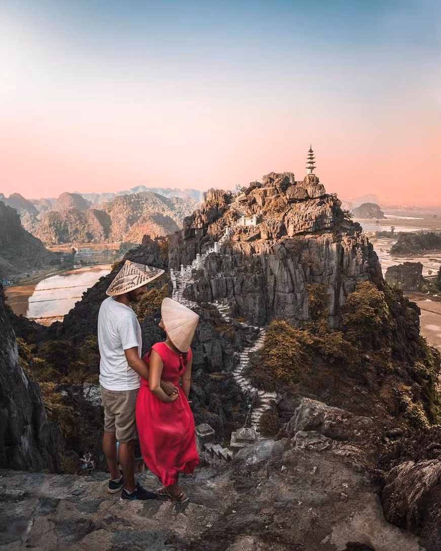 Tourists to this place often try to conquer the peak of the mountain from where it could bring them up to a panoramic view of scenic limestone mountain ranges and paddy fields (Source: VNA)