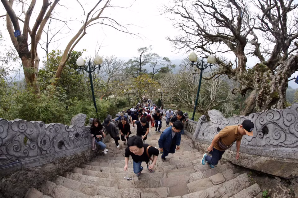 Tourists and pilgrims pray for peace (Source: VNA)