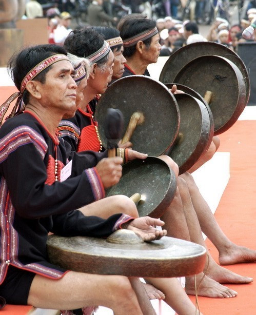 Gong artisans perform at Central Highlands Gong Culture Festival (Photo: VNA)