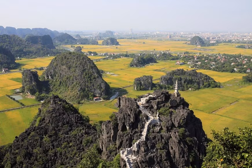 There is a rocky hill dotted with nearly 500 steps leading to the top (Source: VNA)