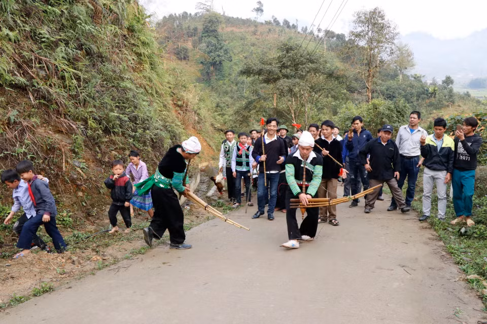 Crowds of local people participate in the festival (Photo: VNA)