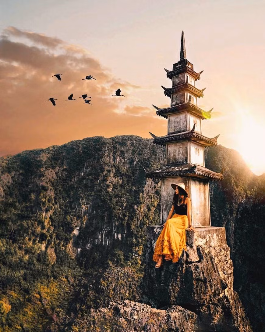 Tourists to this place often try to conquer the peak of the mountain from where it could bring them up to a panoramic view of scenic limestone mountain ranges and paddy fields (Source: VNA)