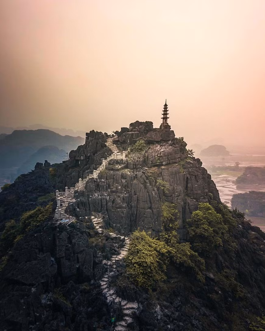 Mua cave in the northern province of Ninh Binh is considered the miniature Great Wall in Vietnam with picturesque scenery of the surrounding area seen from its top (source: VNA)