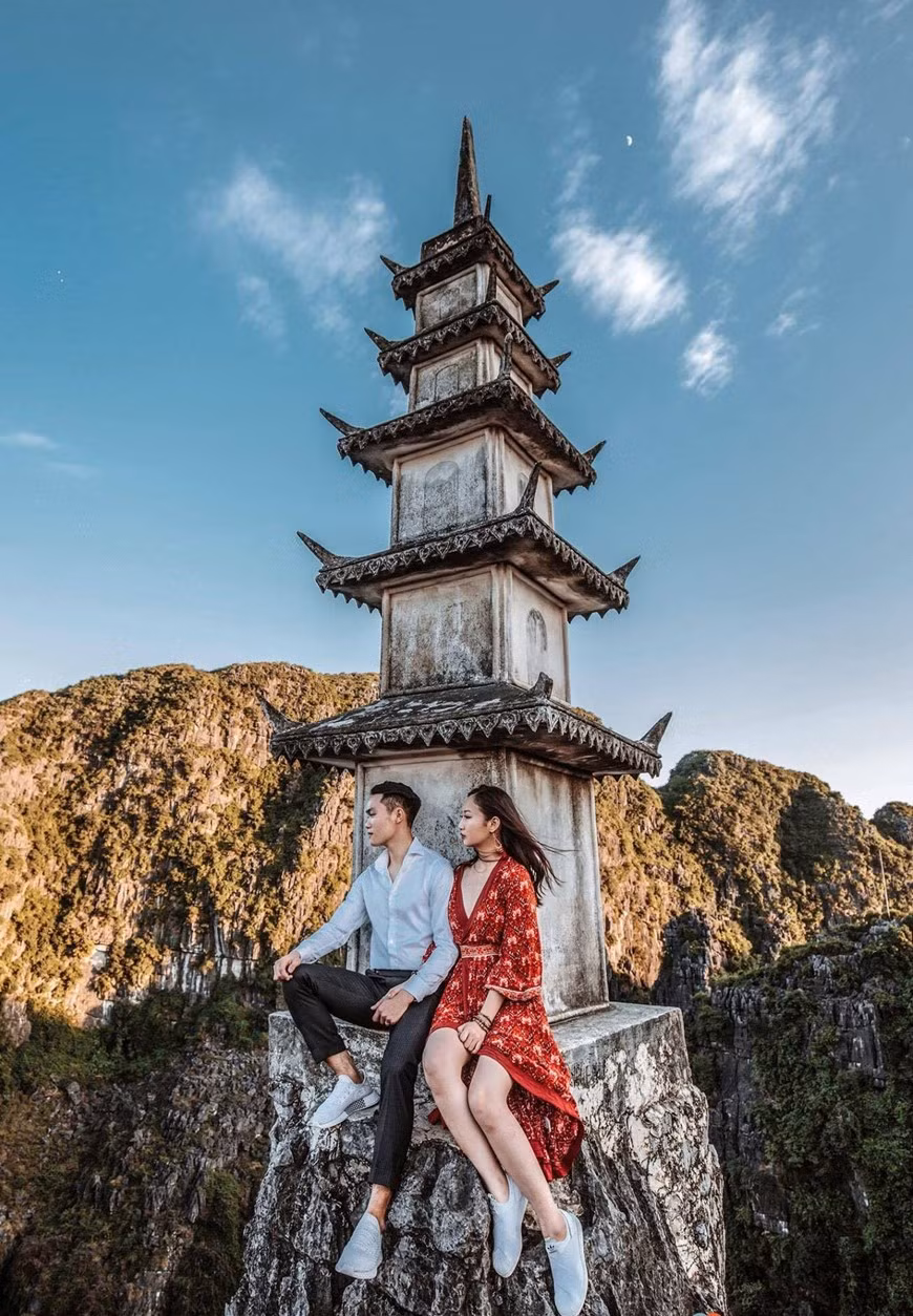Tourists to this place often try to conquer the peak of the mountain from where it could bring them up to a panoramic view of scenic limestone mountain ranges and paddy fields (Source: VNA)