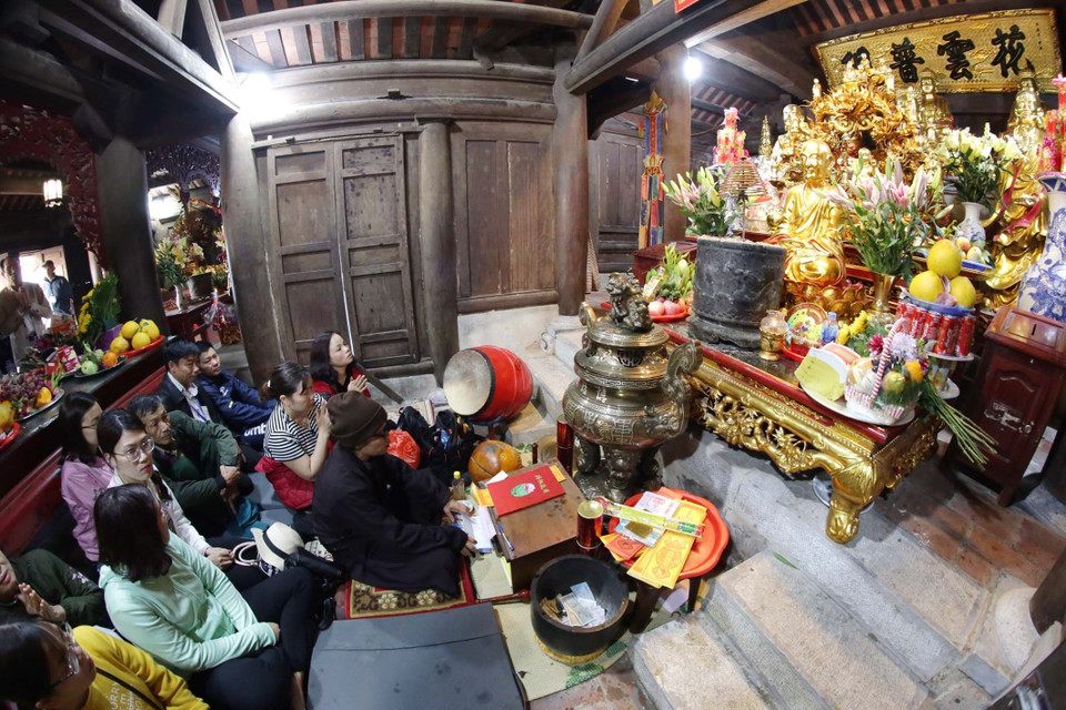 Tourists and pilgrims pray for peace (Source: VNA)