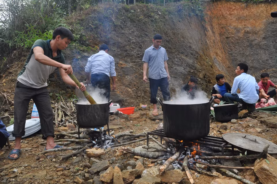 After the offering ceremony, local residents enjoy a big feast (Photo: VNA)