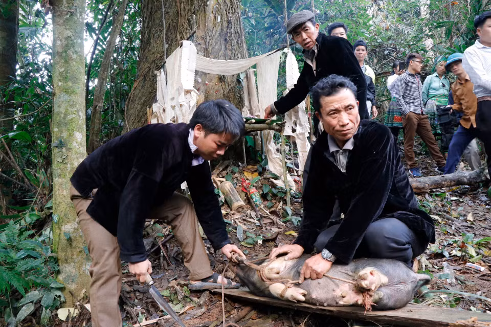 After the offering ceremony, local residents enjoy a big feast (Photo: VNA)