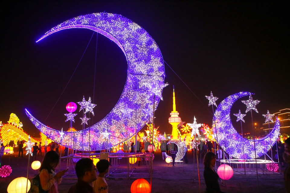 The festival also features booths selling goods, souvenirs and food; Vietnamese-Korean culture exchange area; kids’ games area; and stages for entertainment activities (Photo: VNA)