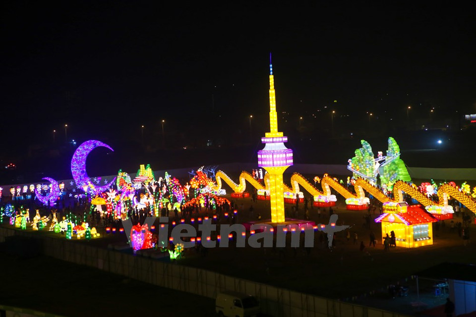 The colourful lanterns created by artisans from the Republic of Korea (Photo: VNA)