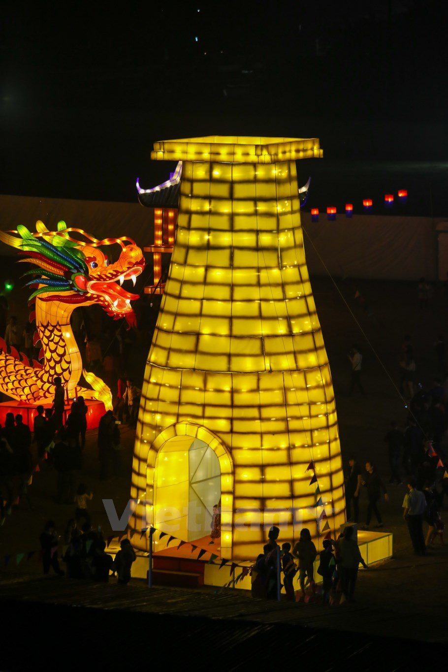 Forty giant lanterns ​are divided into different zones (Photo: VNA)