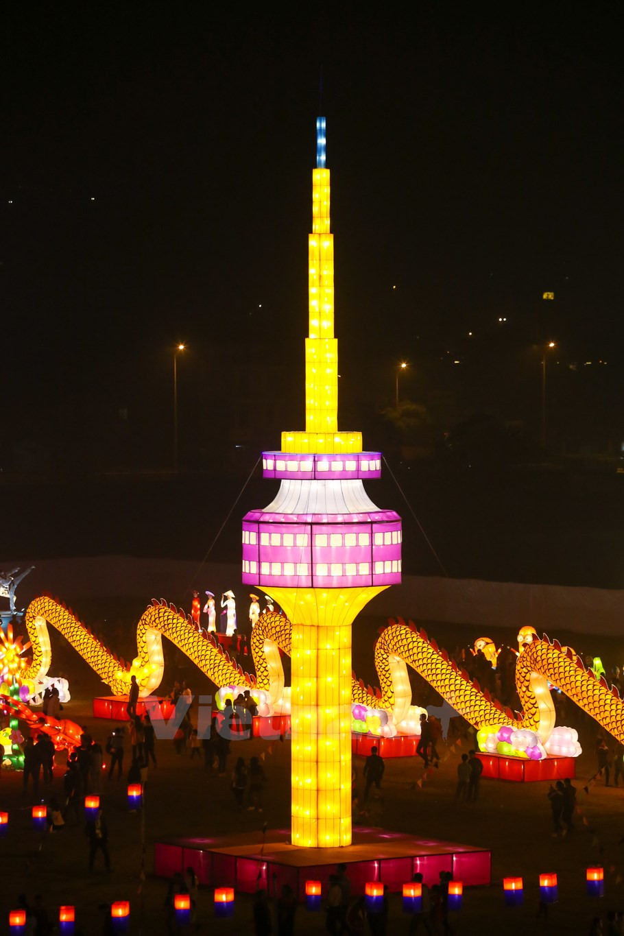 A lantern in the shape of Namsan Tower in Seoul, the Republic of Korea (Photo: VNA)