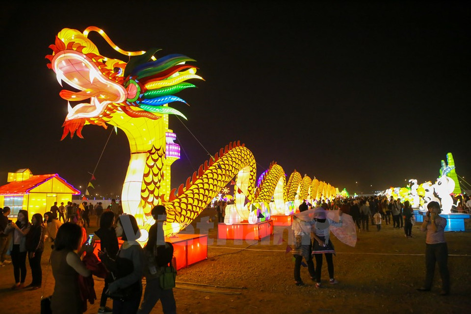 Lanterns at the festival are about 10 - 30 metres high (Photo: VNA)