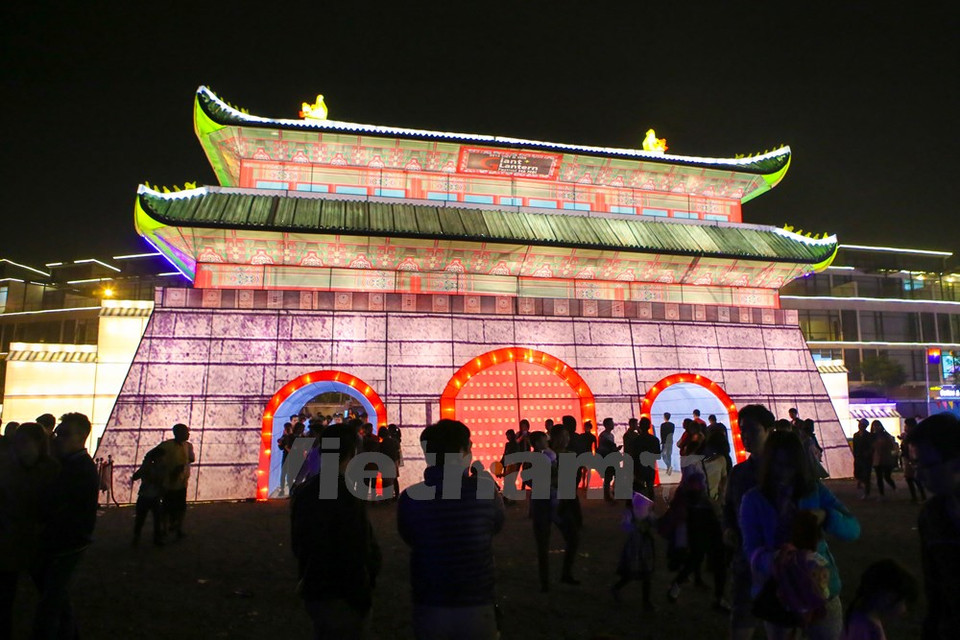 About 50,000 sq.m of ground ​is used for displaying the lanterns (Photo: VNA)