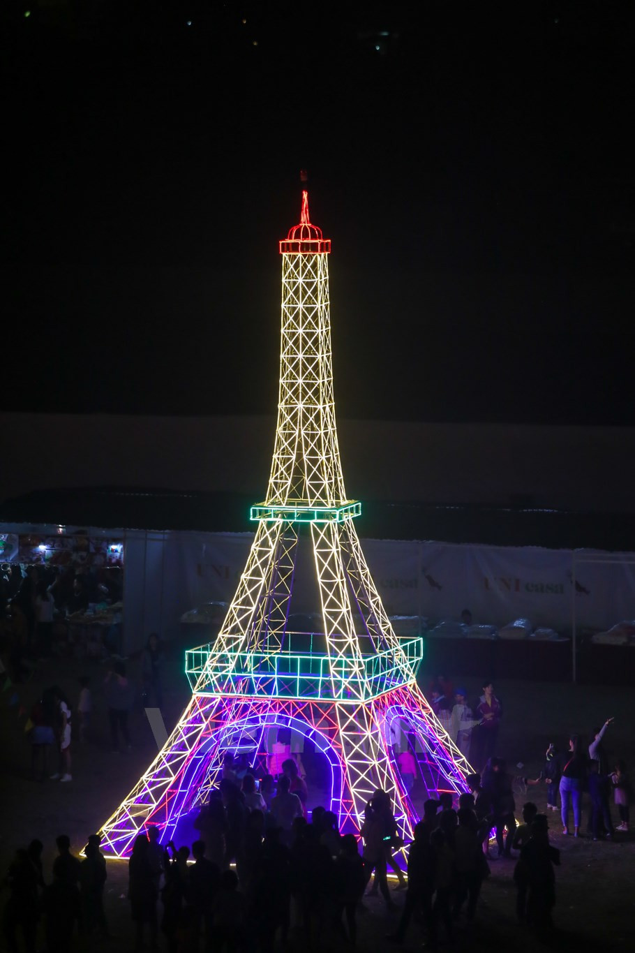 France's Eiffel Tower ​becomes shiny when it is re-created in Hanoi (Photo: VNA)