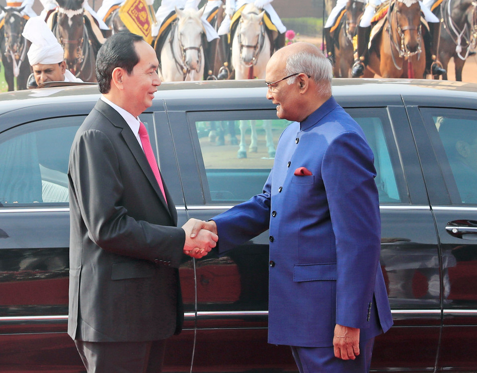 Indian President Ram Nath Kovind (R) welcomes his Vietnamese counterpart at the official welcome ceremony (Photo: VNA)