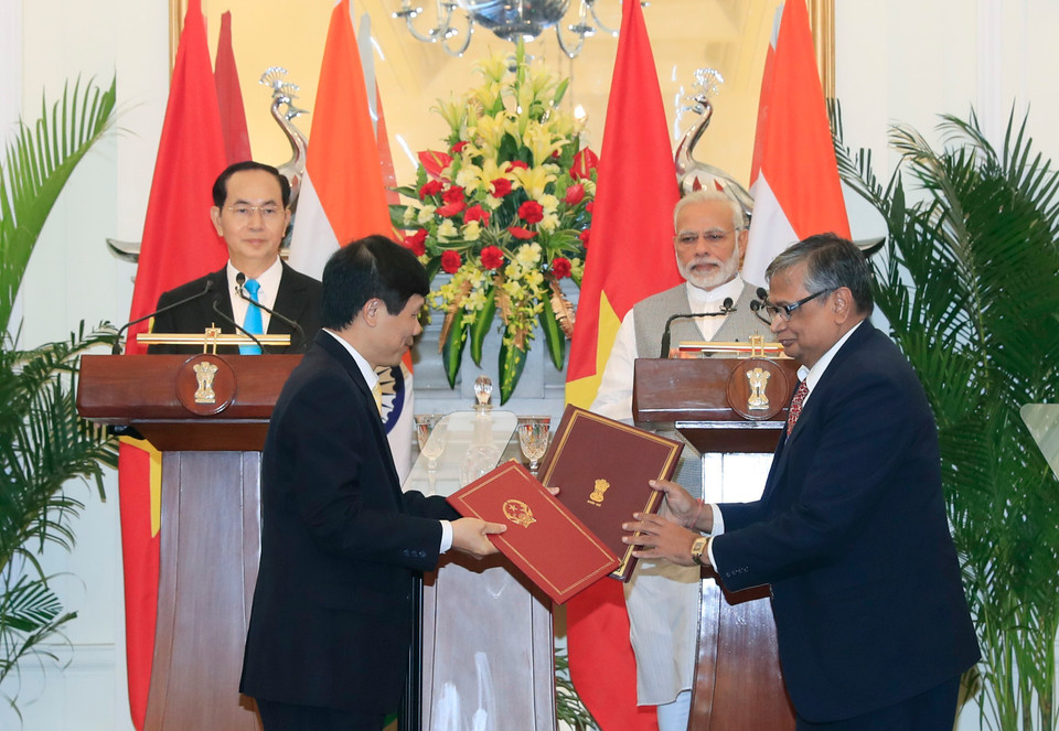 President Tran Dai Quang and Prime Minister Narendra Modi witness the exchange of cooperation documents signed during the visit (Photo: VNA)
