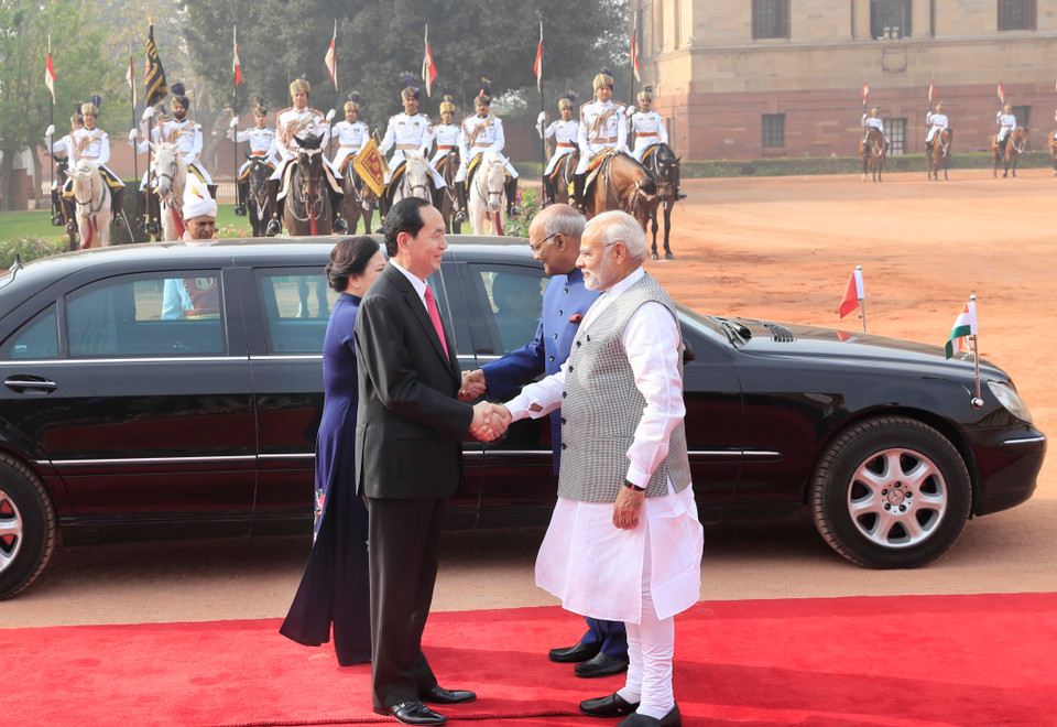 President Tran Dai Quang and his spouse are respectively greeted by Prime Minister Narendra Modi and President Ram Nath Kovind of India (Photo: VNA)