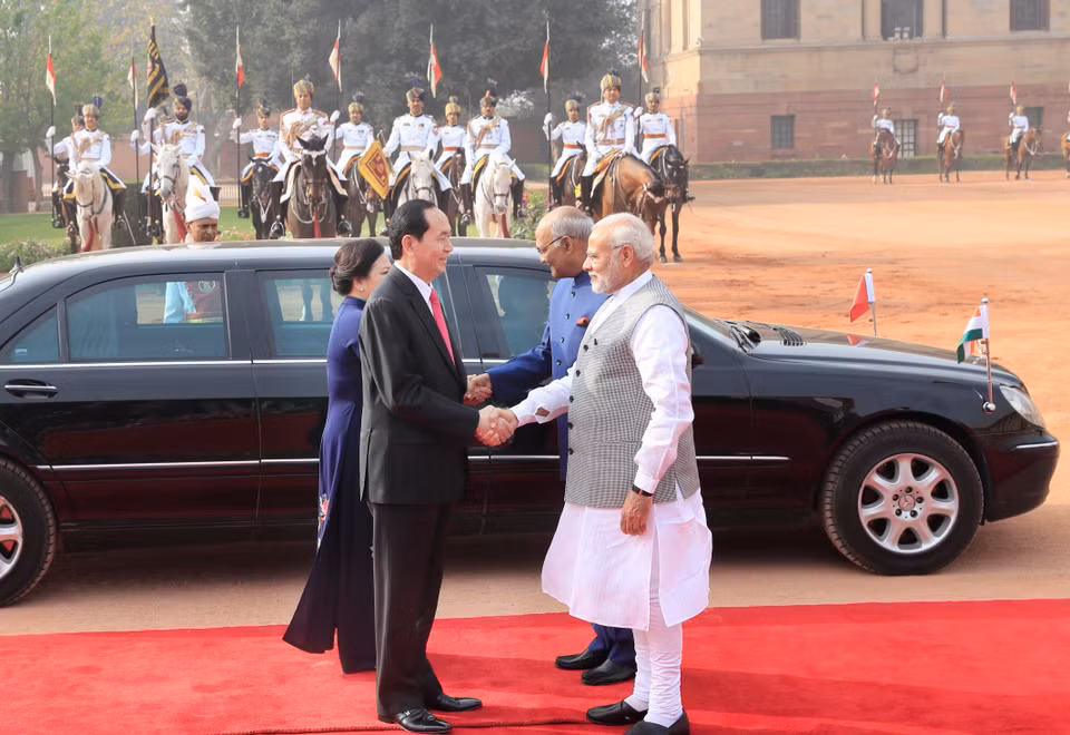 President Tran Dai Quang and his spouse are respectively greeted by Prime Minister Narendra Modi and President Ram Nath Kovind of India (Photo: VNA)