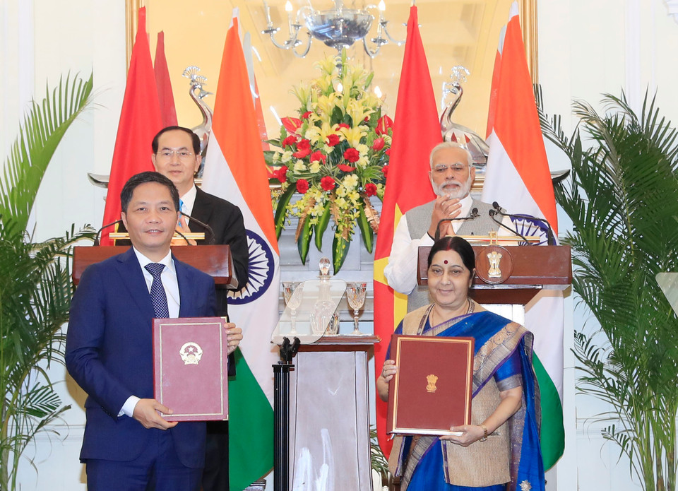President Tran Dai Quang and Prime Minister Narendra Modi witness the exchange of cooperation documents signed during the visit (Photo: VNA)