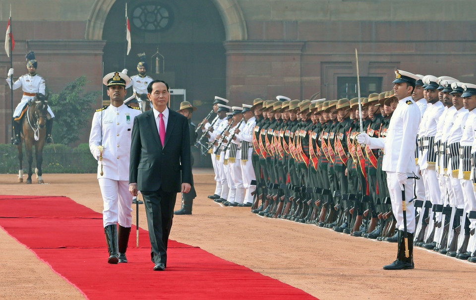 President Tran Dai Quang reviews the guard of honour at the official welcome ceremony in New Delhi on March 3 (Photo: VNA)