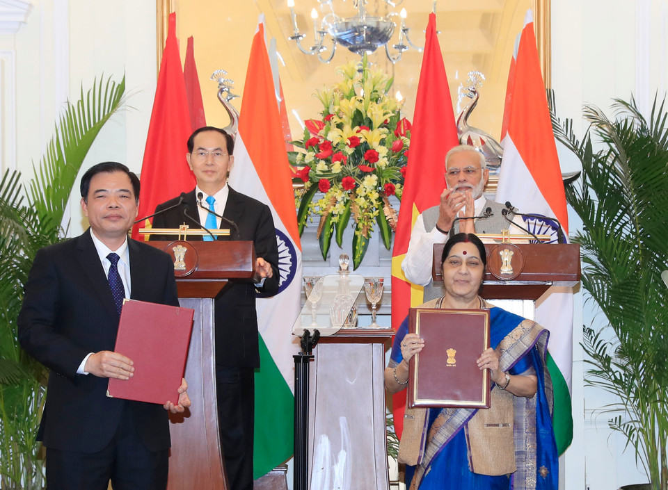 President Tran Dai Quang and Prime Minister Narendra Modi witness the exchange of cooperation documents signed during the visit (Photo: VNA)