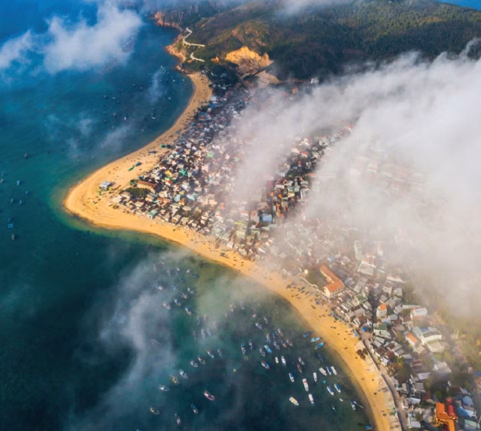 Nang som lang chai Nhon Hai (early morning in Nhon Hai fishing village) by Nguyen Phuoc Hoai won the first prize of the cover photo category (Source: the organising board)